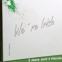 Unsere erste CD|Auf der CD Jacks Heroes weiße Schrift auf schwarzen Hintergrund mit vier grünen Kleeblättern in der Mitte und dem CD Titel Life goes on